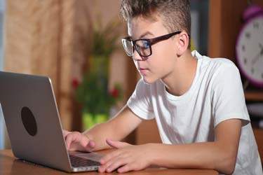 آموزش : 5 راهکار اساسی برای ایمن نگه داشتن کودکان در فضای مجازی