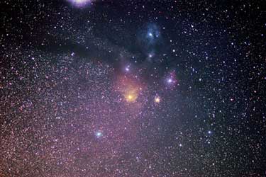 ستاره‌ها، غبار و گاز در نزدیکی ستاره قلب‌العقرب