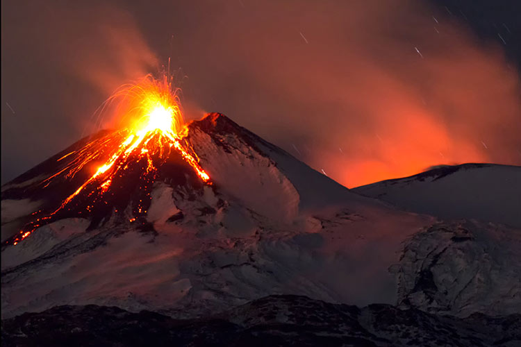 فضانوردان در حال تماشای فوران آتشفشان کوه اتنا