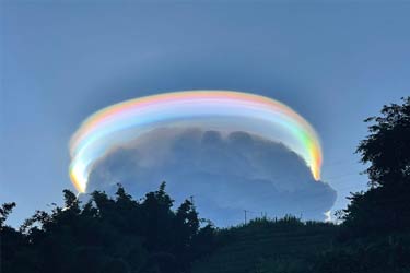 ابر پیلئوس رنگین‌کمانی بر فراز چین