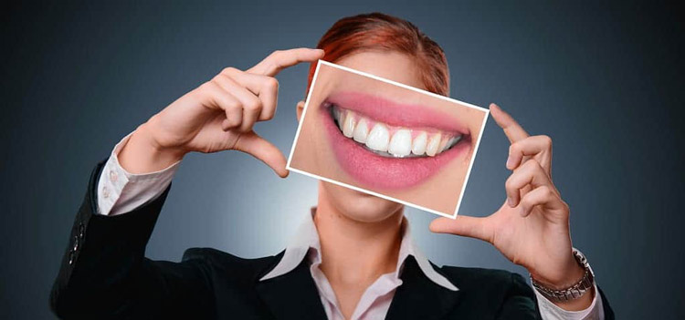 چگونه دندان‌هایمان را در خانه و به‌طور طبیعی سفید کنیم؟ - تی ام گیم