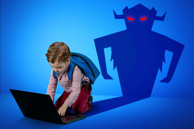 امنیت آنلاین کودکان چگونه به خطر می‌افتد؟