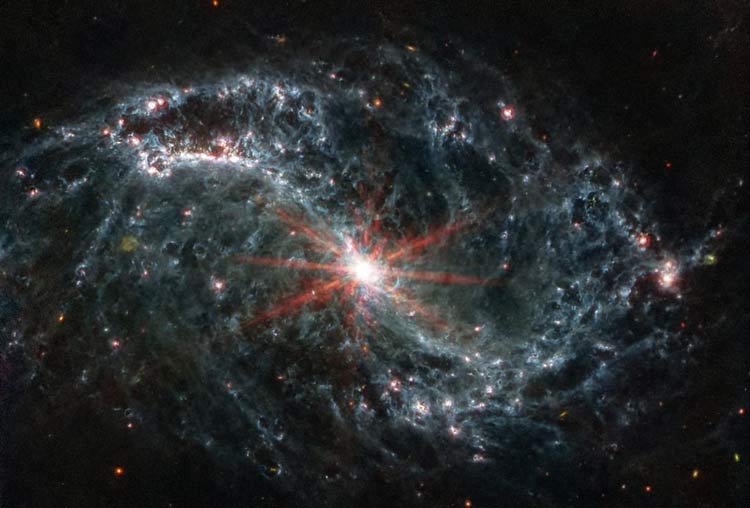 تصاویر جدید تلسکوپ فضایی جیمز وب از گرد وغبارهای بین‌ستاره‌ای