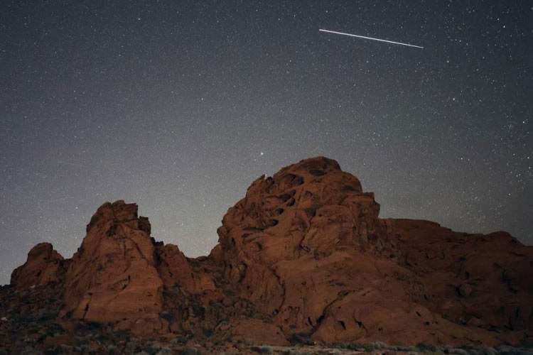 عبور یک ستاره‌ دنباله‌دار از کنار زمین