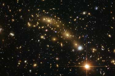 همگرایی گرانشی توسط خوشه کهکشانی MACS0647