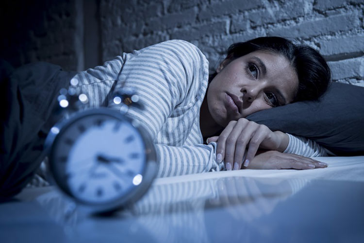 پنج عادت بدی که خواب را مختل می‌کند