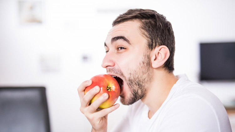 آیا خوردن یک سیب در روز ما را از پزشک بی‌نیاز می‌کند؟