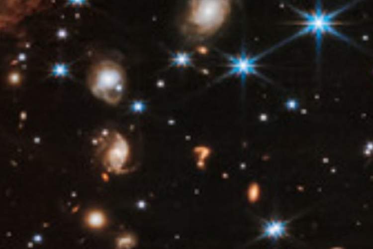 کشف شیء «علامت سوال» غول‌پیکر کیهانی در اعماق فضا (+ عکس)