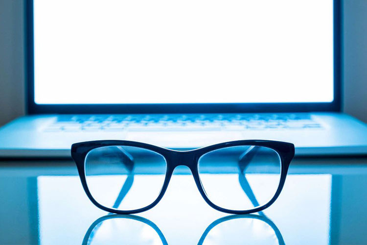 عینک‌ محافظ نور آبی واقعا برای کاهش خستگی چشم مفید است؟