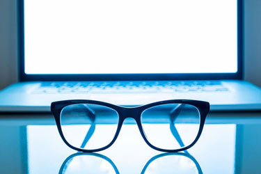 عینک‌ محافظ نور آبی واقعا برای کاهش خستگی چشم مفید است؟