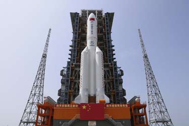 چین برای نخستین بار دو فضانورد جوان را به ایستگاه فضایی فرستاد