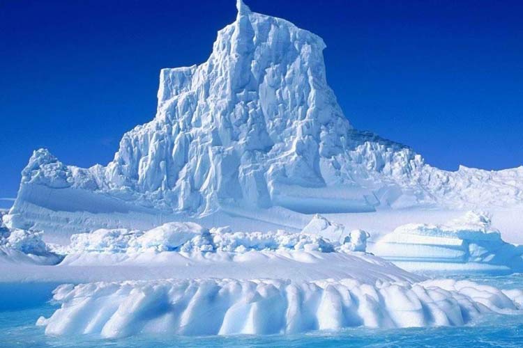 بزرگترین کوه یخ جهان به حرکت در آمد