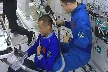 فضانوردان چگونه موهای خود را در فضا اصلاح می‌کنند؟