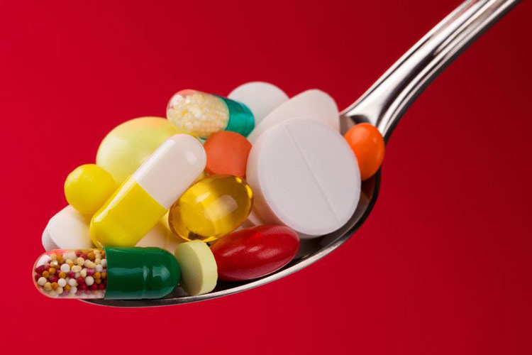 اینفوگرافیک: مصرف همزمان این خوراکی‌ها و داروها می‌تواند قاتل جانتان شود