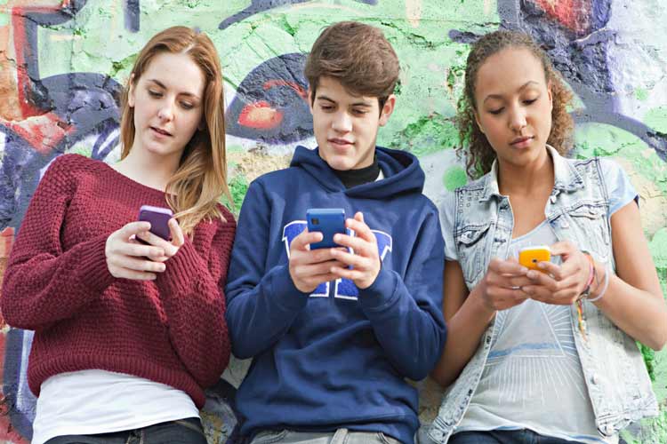 در چه سنی می‌توان به نوجوانان گوشی هوشمند داد؟