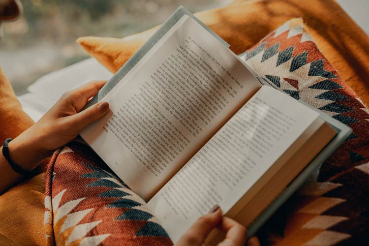 چگونه خواندن کتاب می‌تواند به سلامت روان کمک کند؟