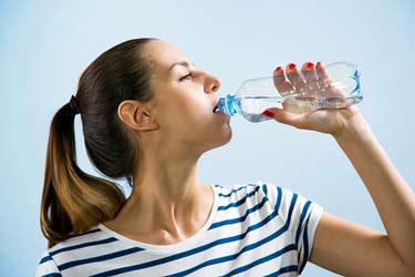 چگونه با نوشیدن آب وزن را کاهش دهیم؟