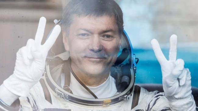 یک فضانورد روسی رکورد ماندن در خارج از زمین را شکست