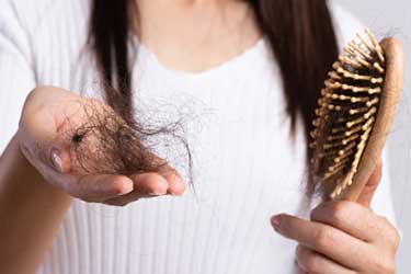 دلایل ریزش مو در زنان و مردان