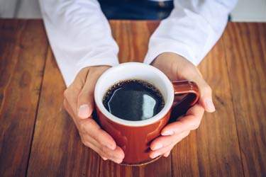 اول صبح از نوشیدن قهوه پرهیز کنید