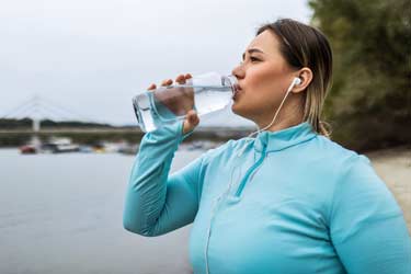 آیا نوشیدن آب بیشتر می‌تواند منجر به کاهش وزن شود؟