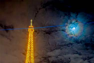 تاج قمری بر فراز پاریس